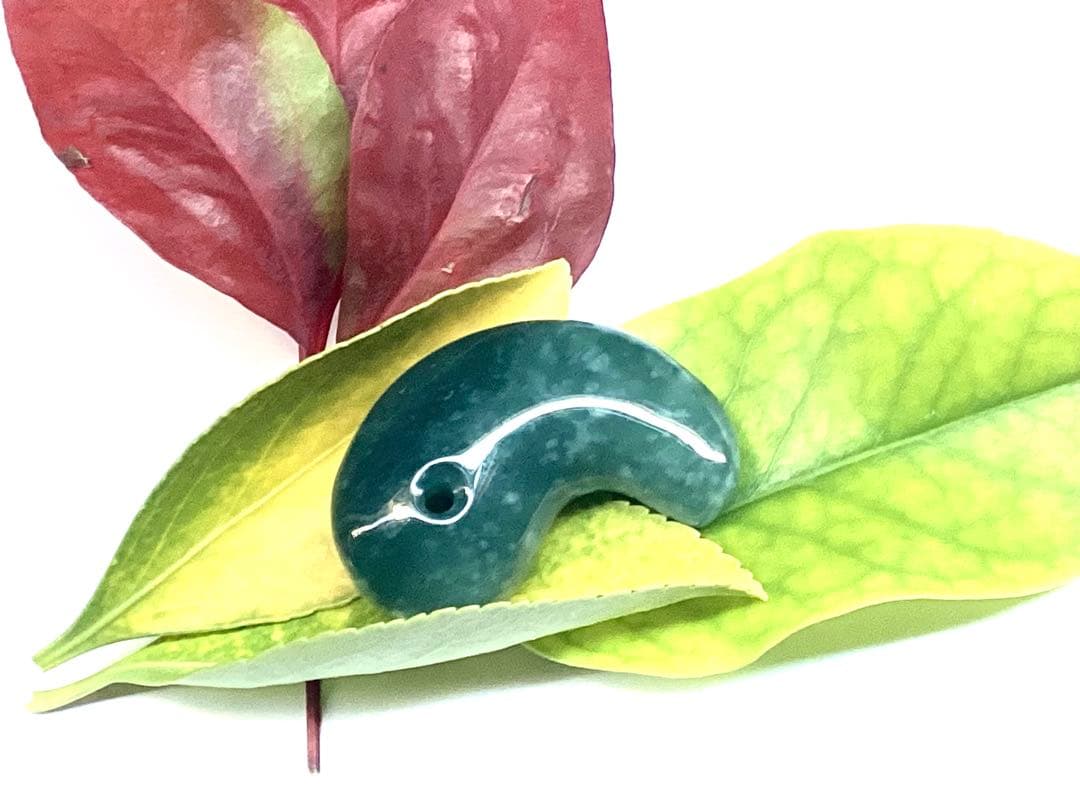 ✳premium 糸魚川翡翠翡翠勾玉　吉兆文様の雪輪　再結晶線入り御守りに‼️