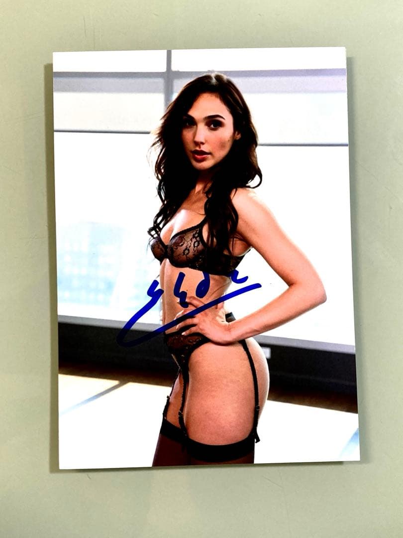 セール中…ガル・ガドット直筆サイン入り2Lサイズ写真…