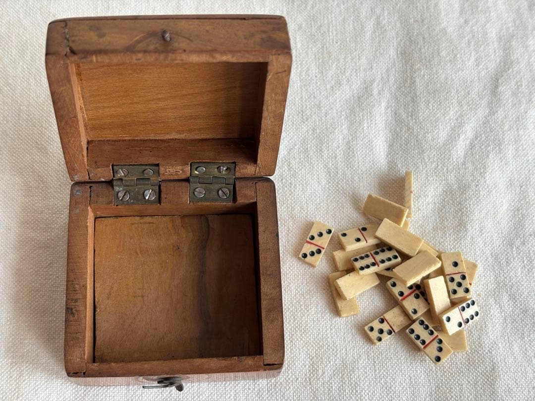 アンティーク　ツバメのモシュリンヌ