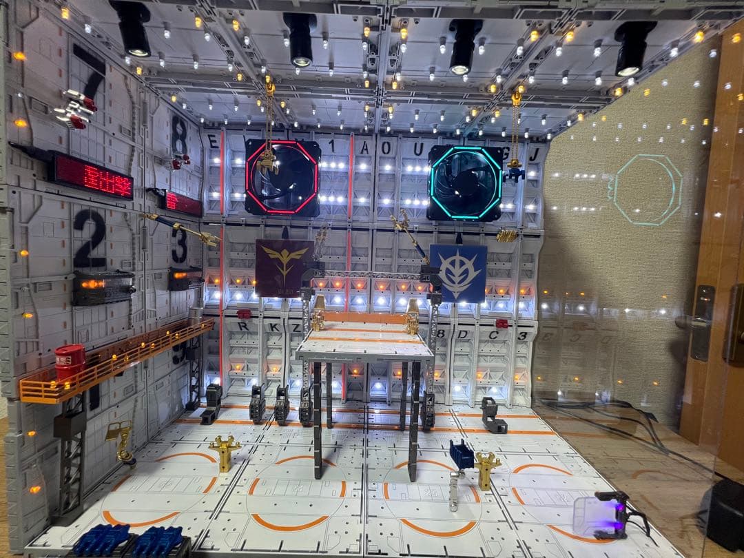 ジオラマ作品 ガンダム システムベース 格納庫 基地　ホワイト　リモコン付き