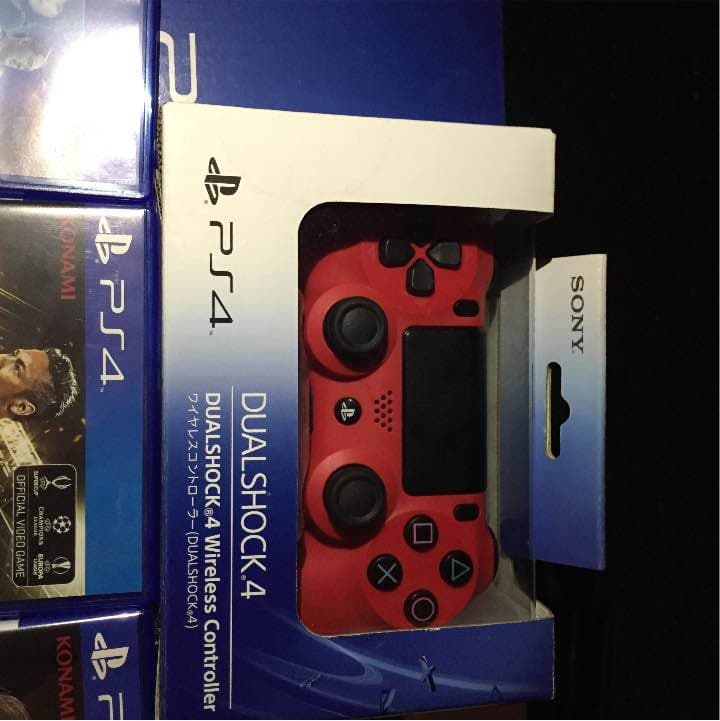 PS4本体  カセット3個 コントローラー２つ