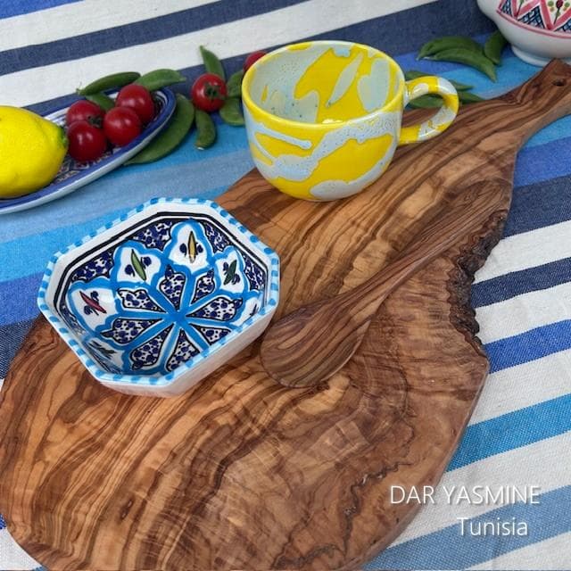 オリーブの木　カッティングボード　大胆な表皮付きが様になる　約62cm