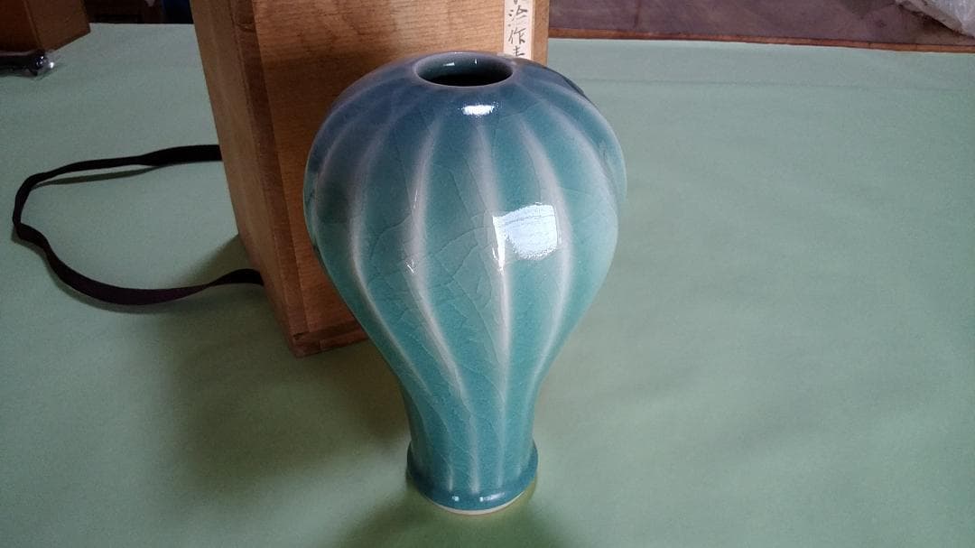 木沢良治作　青磁しのぎ花入