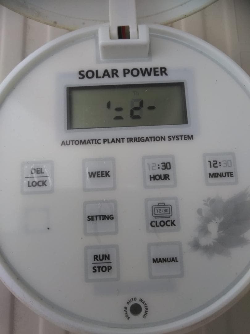 スプリンクラー付きソーラー自動水やり器 - 電源・水道不要、1週間タイマー付き