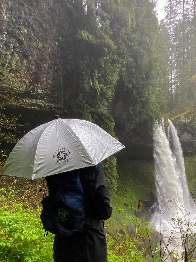 山は秋冬も紫外線が強い　シックスムーンデザインズ　カーボン　折りたたみ傘　訳有