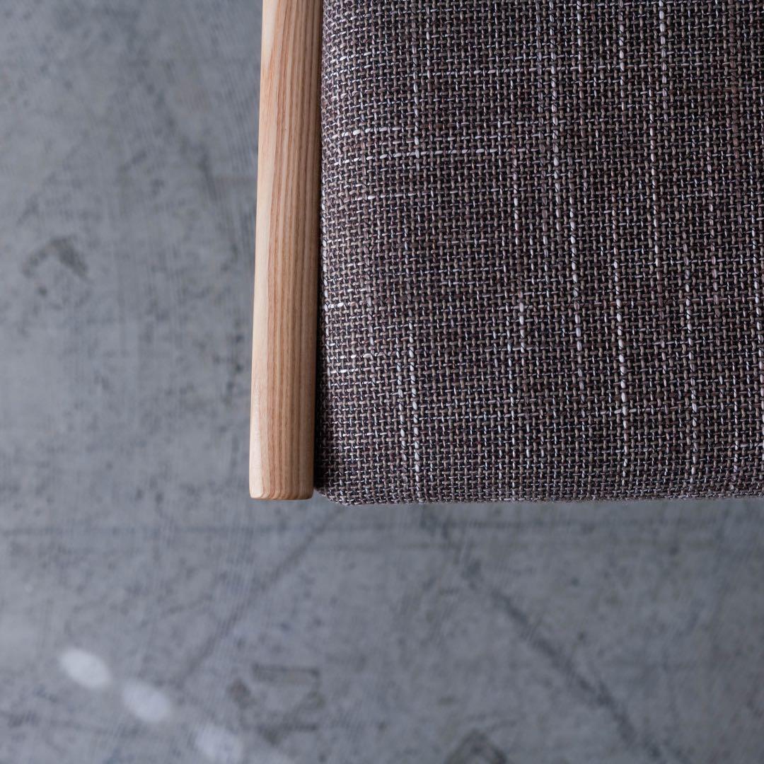 シンプルな木製ダイニングチェア