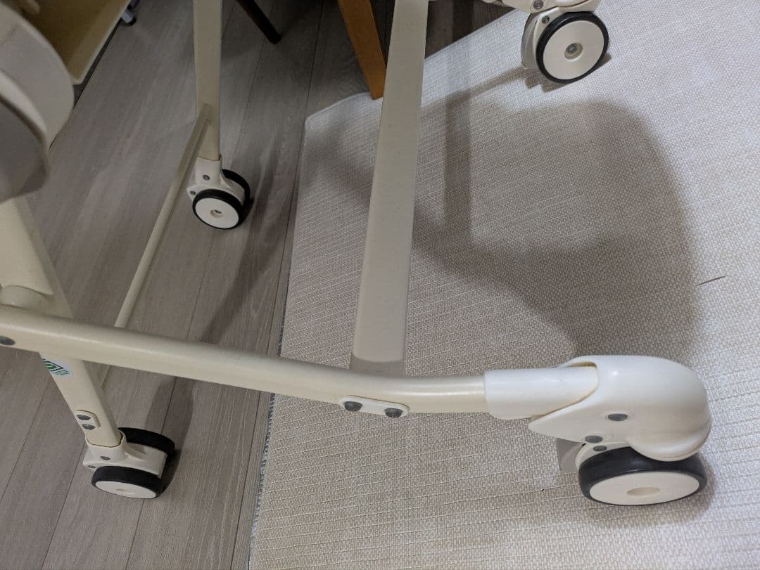 コンビCombi 電動メロディー付きオートスイングハイローチェア