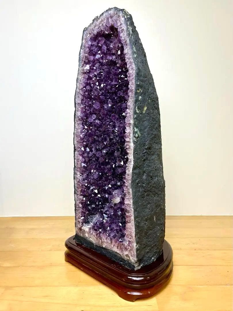 稀少鉱物 カコクセナイト内包（レインボー発色）アメジストドーム 約60cm