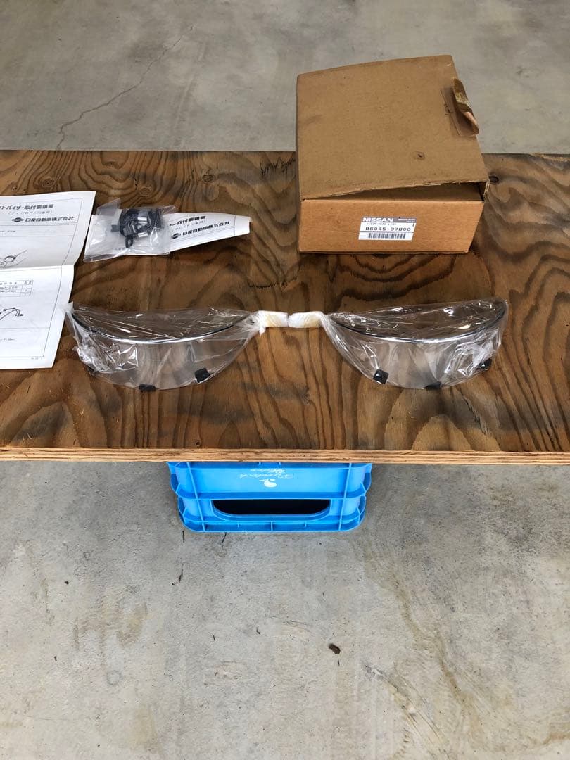日産フィガロFK10ヘッドライトバイザー新品ワンセット取説、取付ネジ、値引最終！