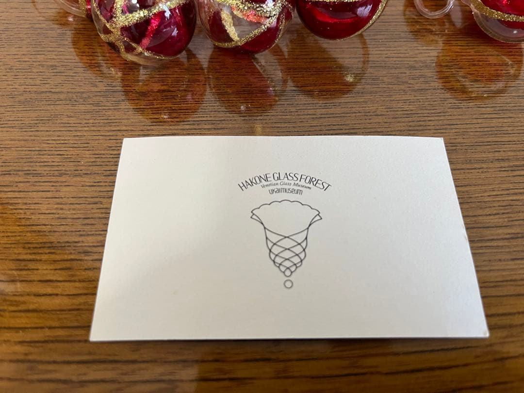 箱根ガラスの森美術館　ガラス　クリスマスツリー金と赤