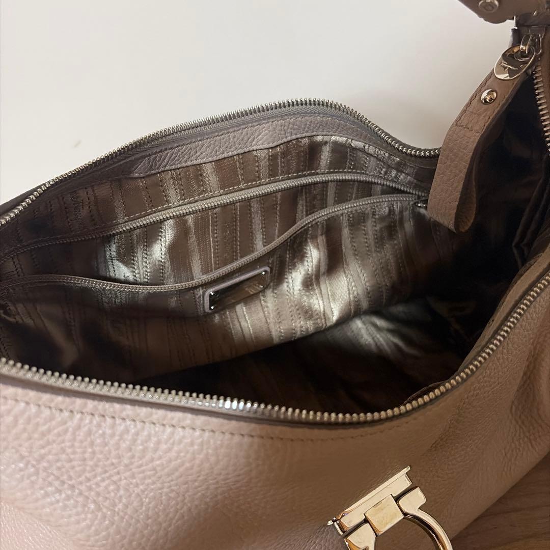 美品⭐︎サルバトーレフェラガモ ワンショルダー　バッグ　グレージュ