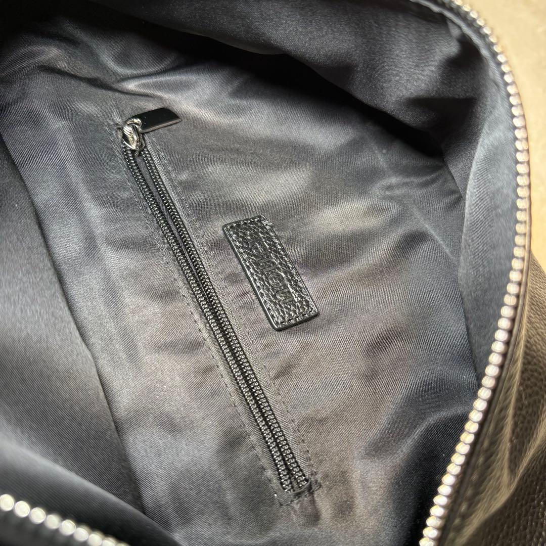 極美品 nouer 牛革ボディバッグ 黒 シボ革