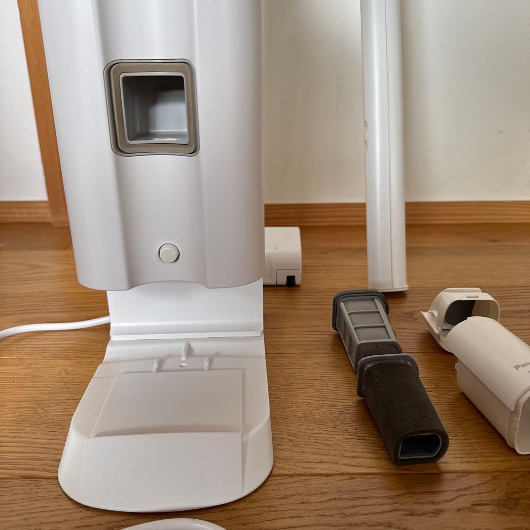 2024年製　パナソニック　コードレススティック掃除機 MC-NS100K