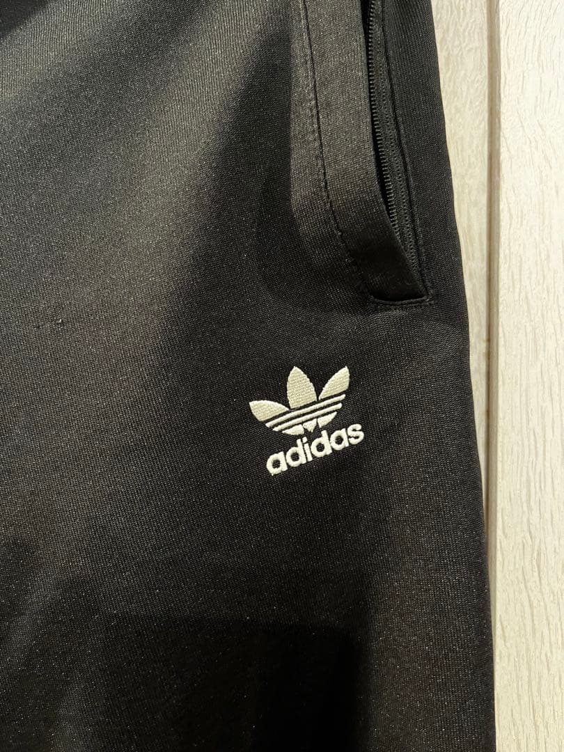 adidas ブラック セットアップジャージ