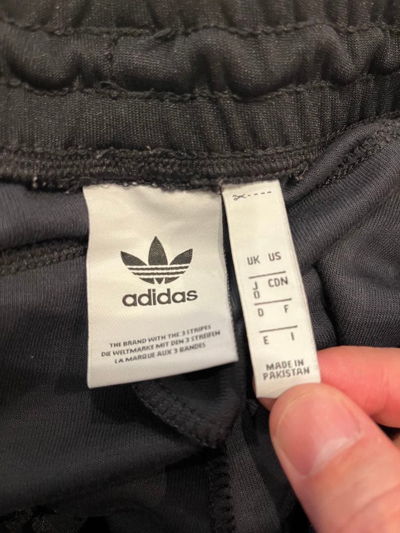 adidas ブラック セットアップジャージ