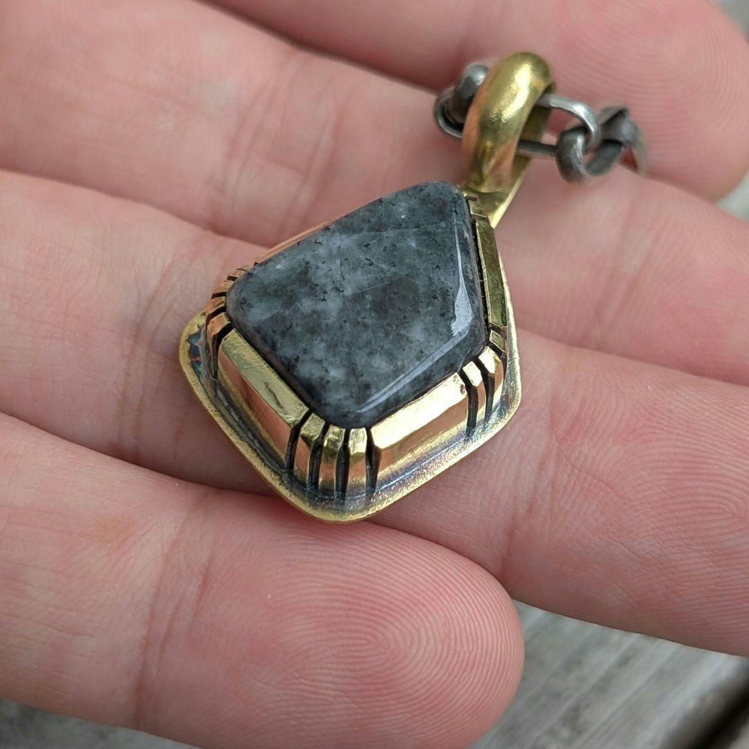 ハンドメイドの糸魚川黒翡翠トップ　インディアンジュエリー風