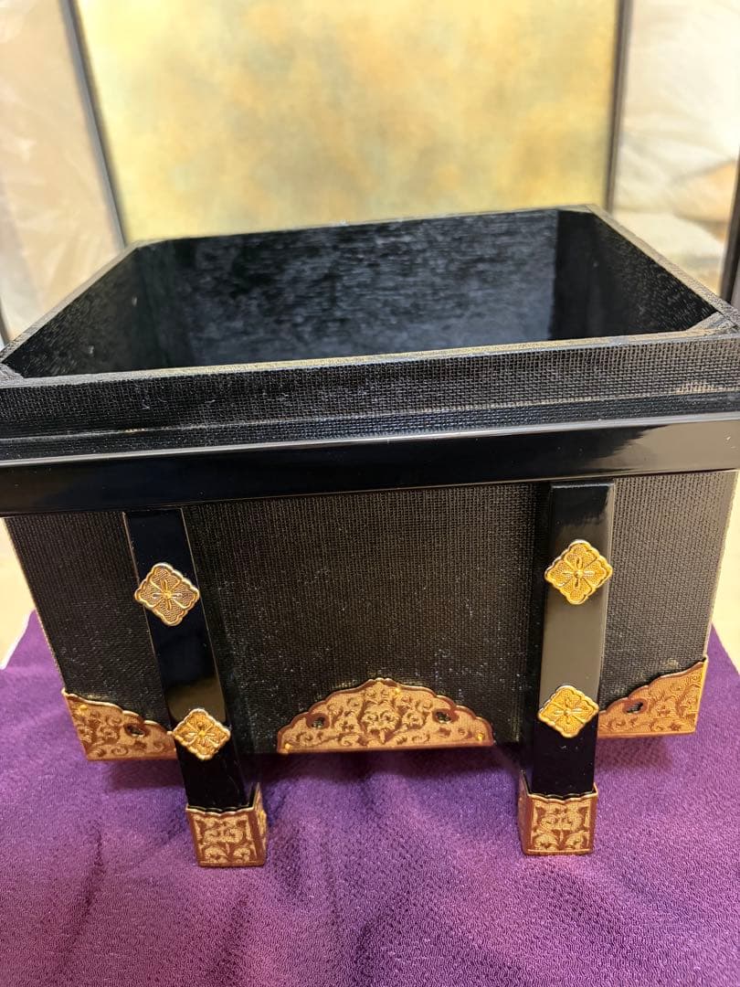 京甲冑 竹麻呂作 兜飾り 五月人形 本水晶・正絹・白檀塗 ガラスケース入り