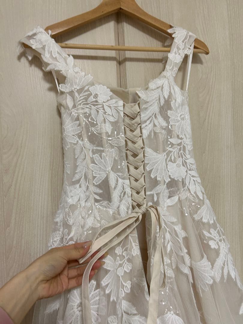 オフショルダー花柄刺繍ウェディングドレス