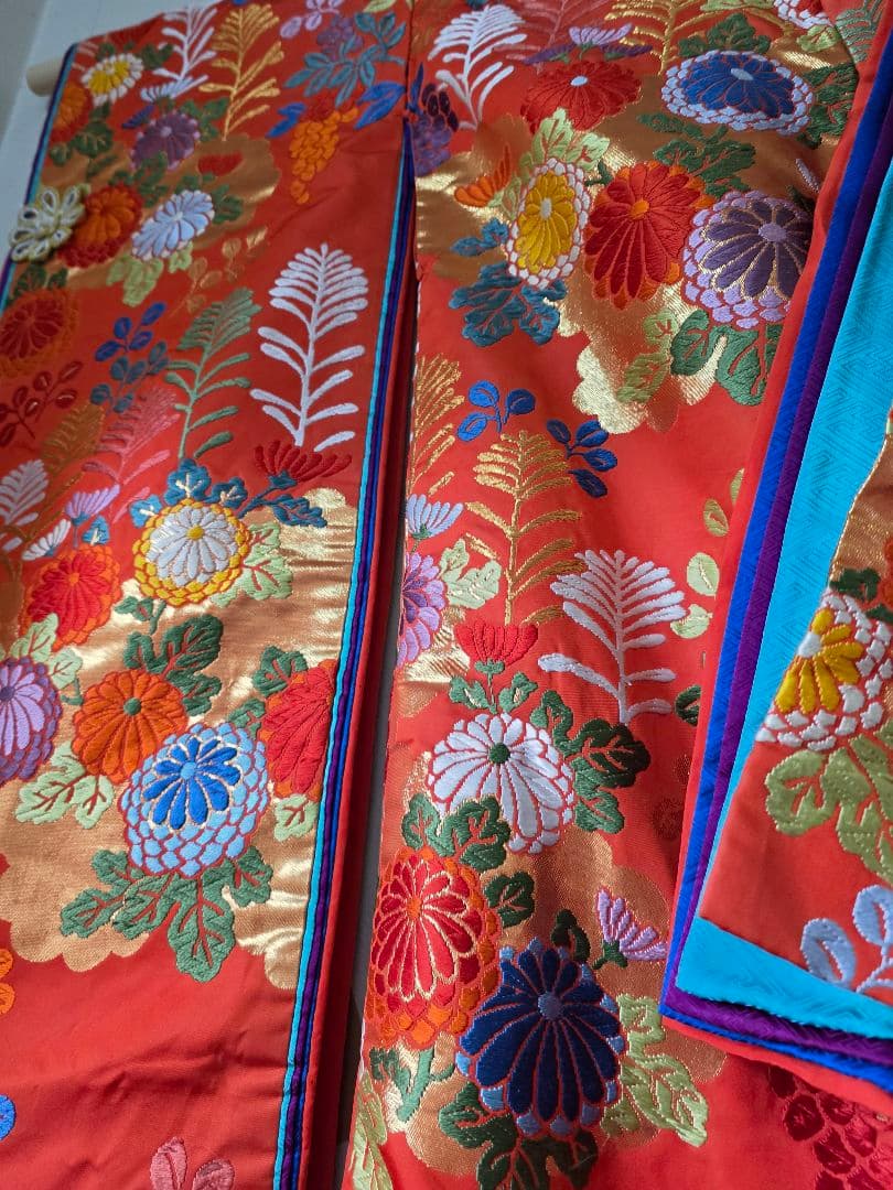 古い打ち掛け　オレンジ色 花柄刺繍 　飾り用