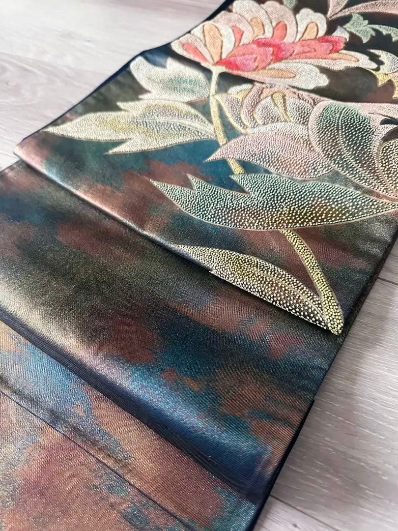 美品【袋帯】金通し 相良刺繍風 華文 唐花 紺×茶 グラデーション 424cm