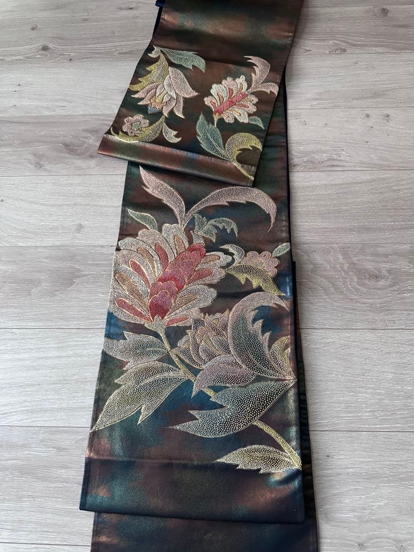 美品【袋帯】金通し 相良刺繍風 華文 唐花 紺×茶 グラデーション 424cm