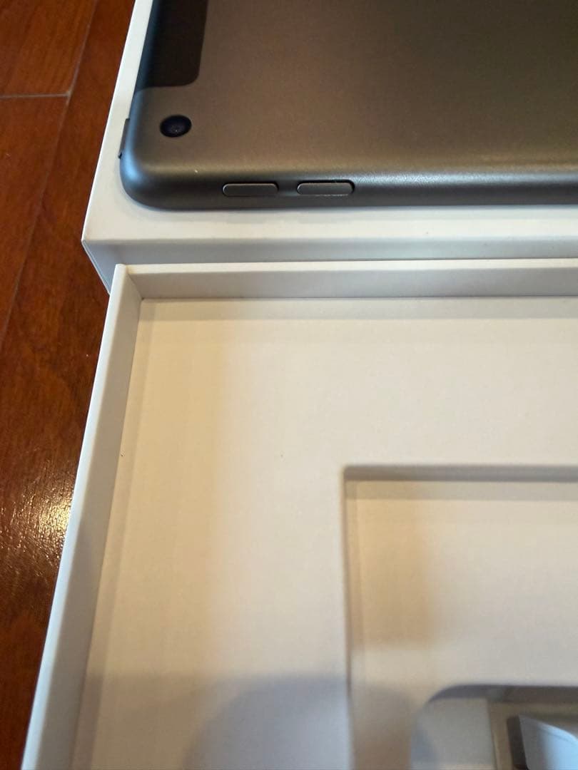 iPad (第8世代) Cellerモデル本体 充電器付き