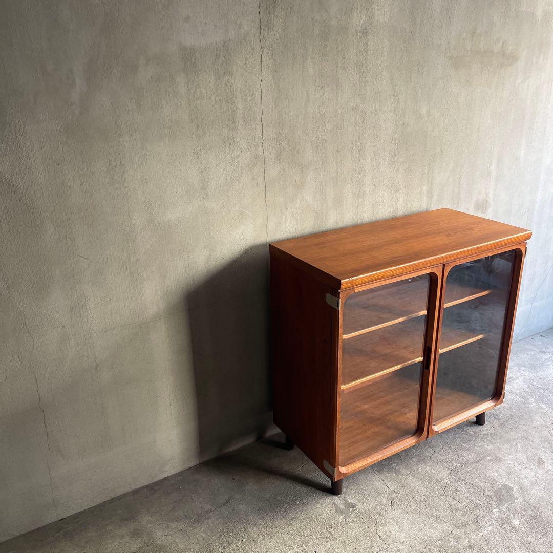 北欧スタイル　ガラス扉キャビネット 収納