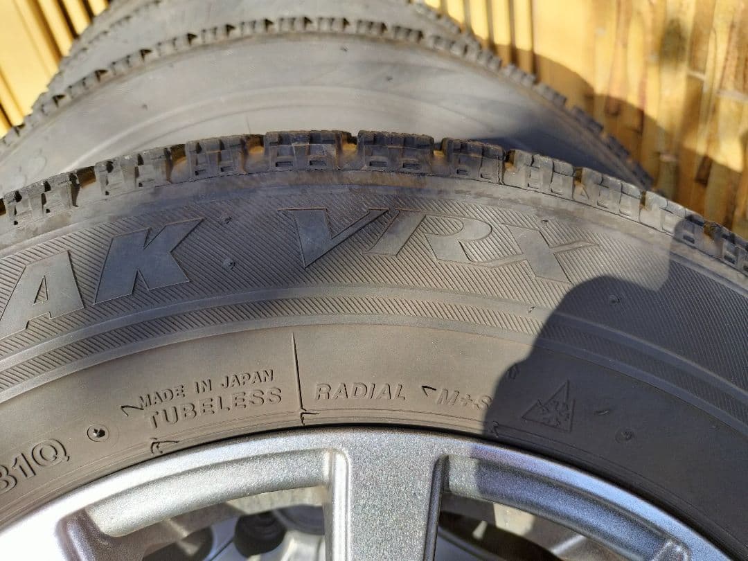 送料無料 美品【14インチ4本】【バリ溝】【165/70R14】ブリザックVRX