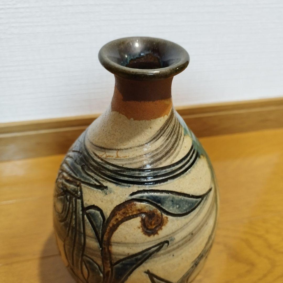 沖縄の人間国宝　金城次郎さんの飾り壷・花瓶　魚と海老の図　高さ約20センチ　在銘