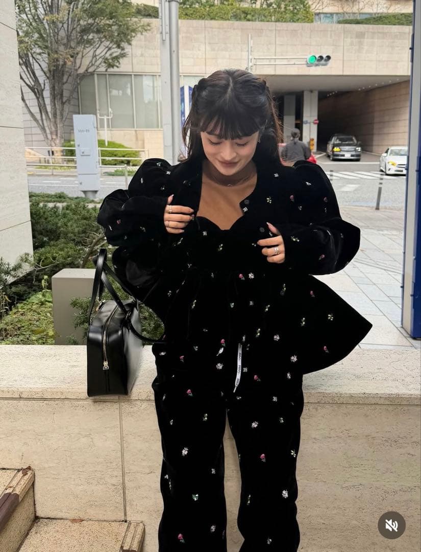 【新品未使用】Bibiy. 刺繍ベルベットパンツ ブラック