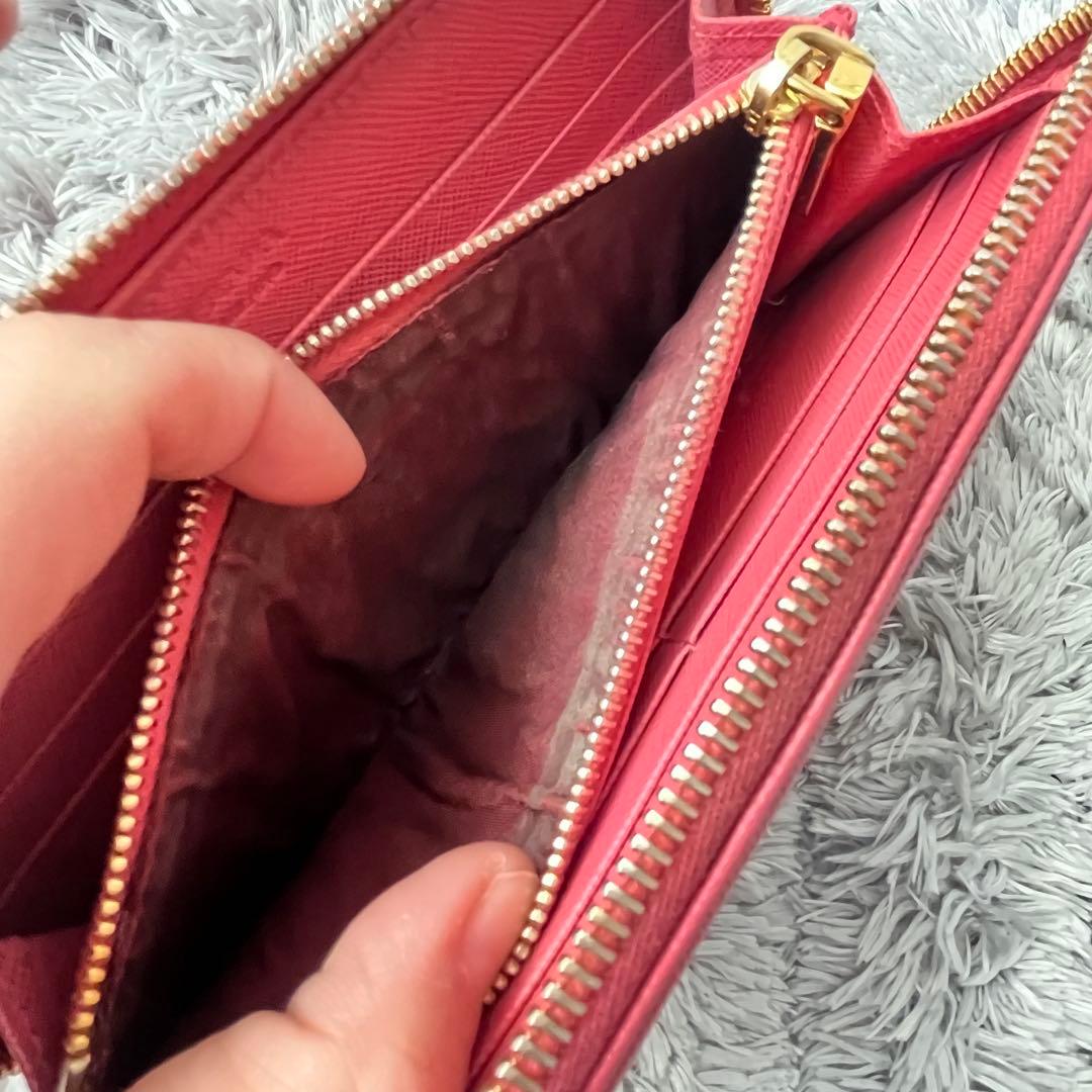 PRADA サフィアーノ　ラウンドファスナー　ゴールド金具　メタルロゴ　ピンク