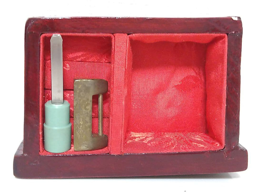 プロフ必読！∞ アンティークなディスプレイに♪翡翠をはめ込んだレア小物入れ ∞