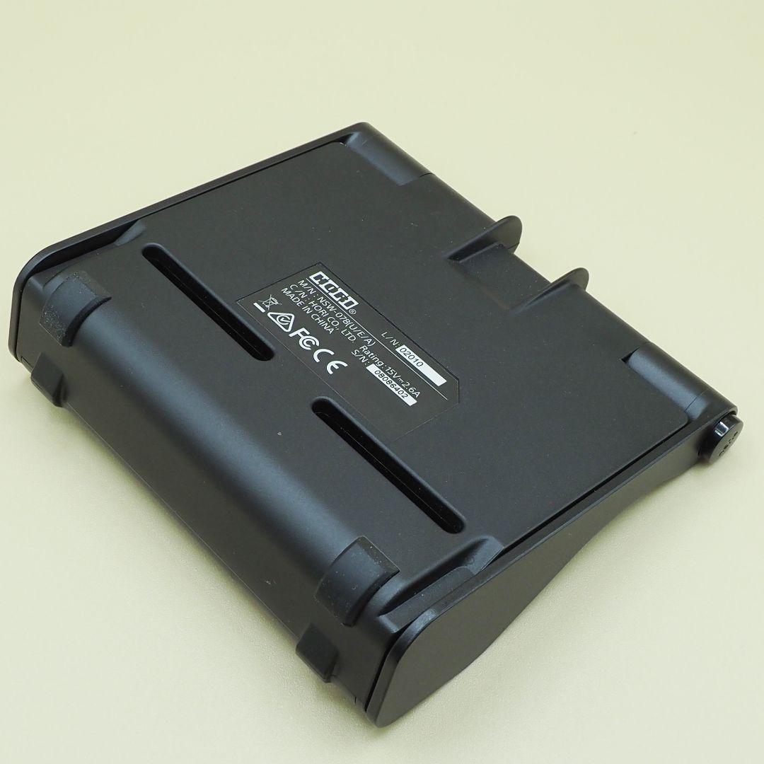 Nintendo Switch 本体と、USBハブスタンド、無線コントローラー