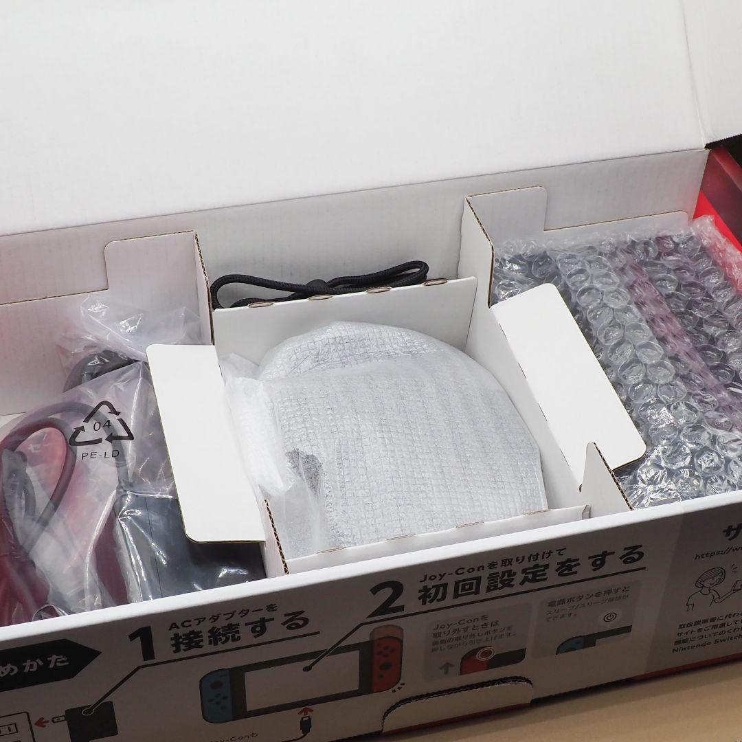 Nintendo Switch 本体と、USBハブスタンド、無線コントローラー