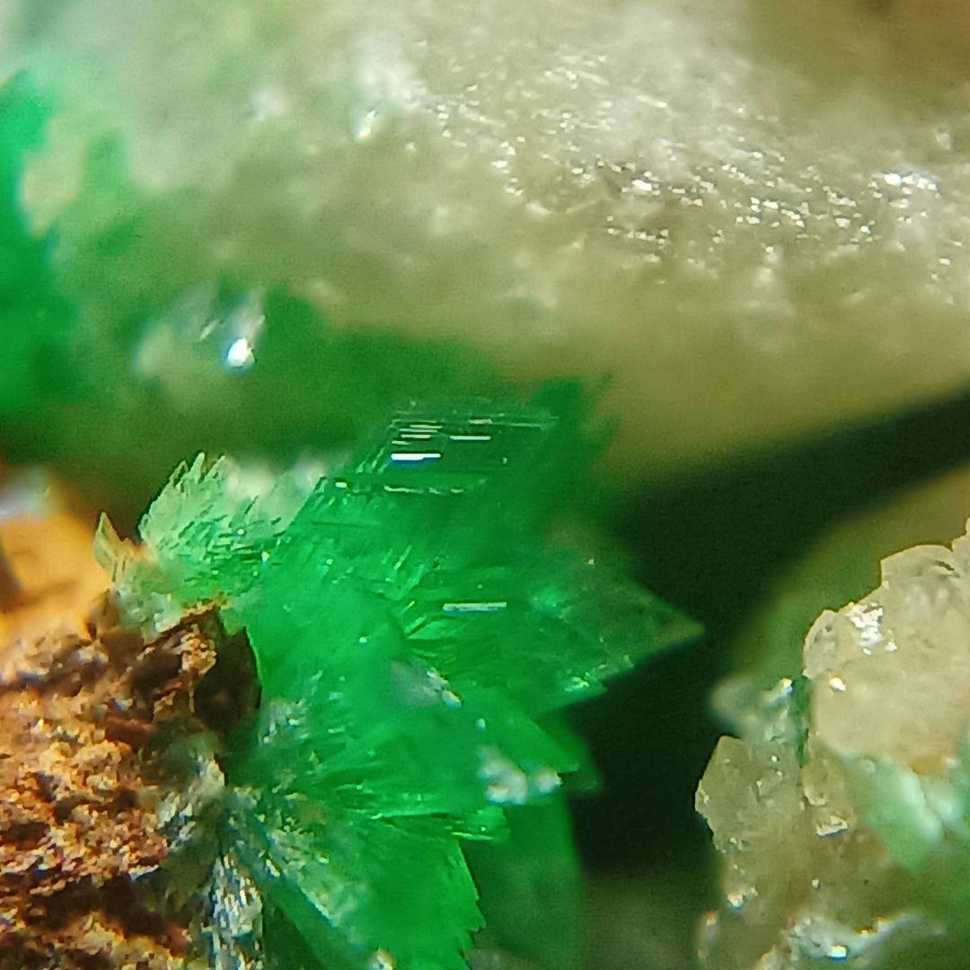 ニッケル華　原石　アナバーガイト　Annaberigite　カルサイト　鉱物標本