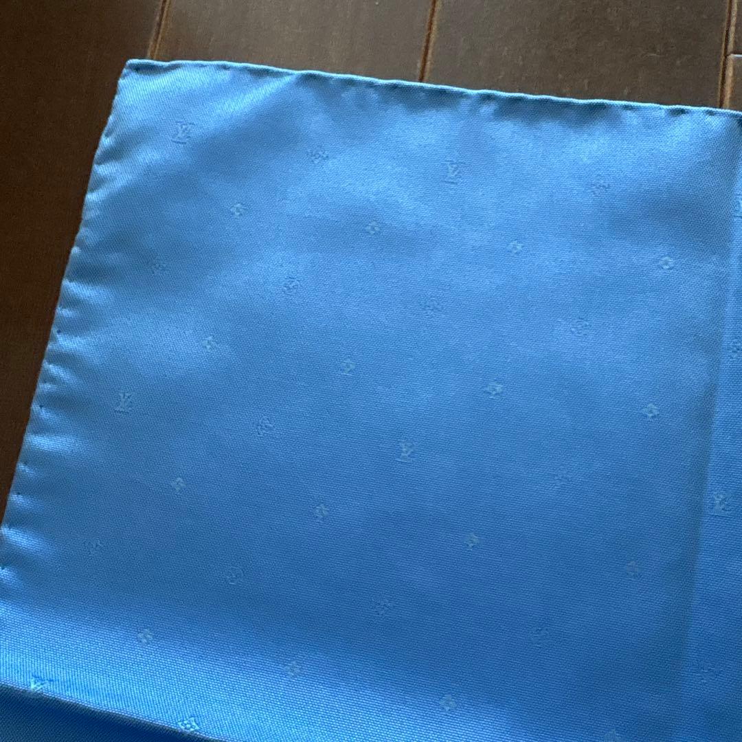 LOUIS VUITTONシルク　ポケットチーフ　ルイヴィトン　透かし　ハンカチ
