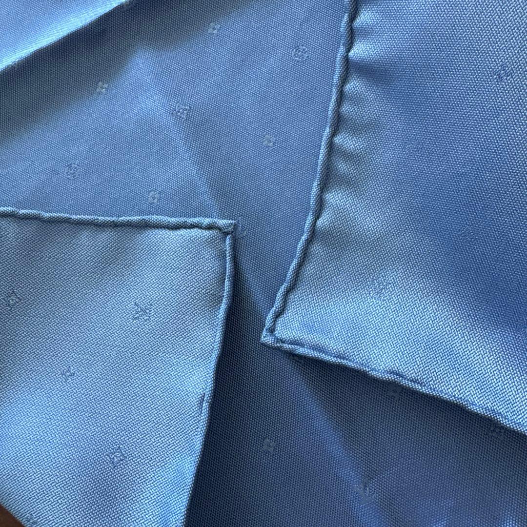 LOUIS VUITTONシルク　ポケットチーフ　ルイヴィトン　透かし　ハンカチ