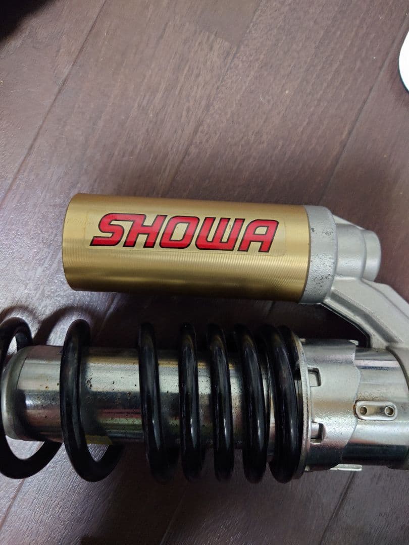 SHOWA　リアサスペンション