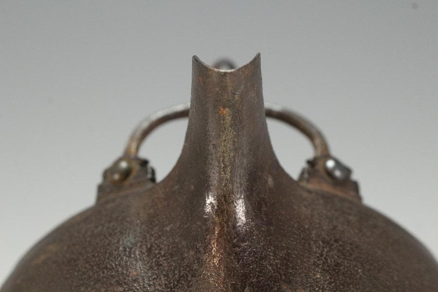 古鉄 持ち手 唐草 銀象嵌 瓶 注器 鉄瓶 銀摘 金縁朱塗蓋(K-XA812)