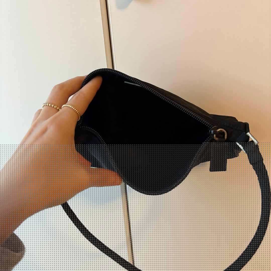 PRADA プラダ　アクセサリーポーチ ブラック ナイロン 三角ロゴ　黒