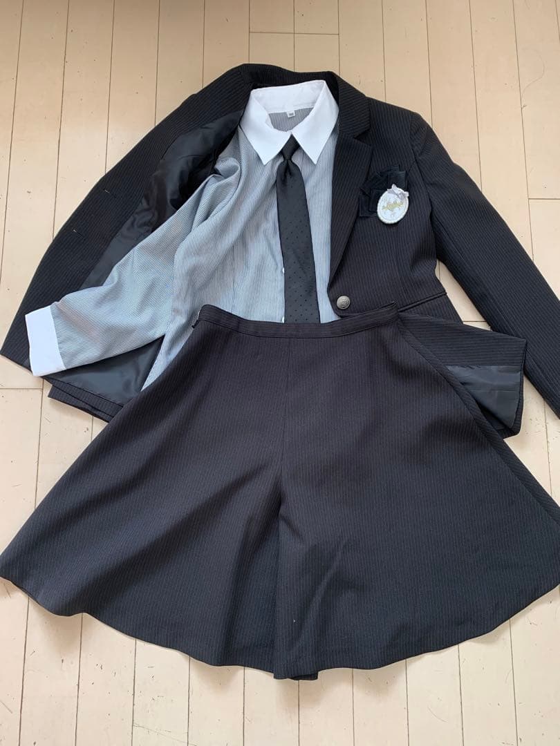 150cm キュロット スーツ グレーストライプスーツ（ブローチ付き）