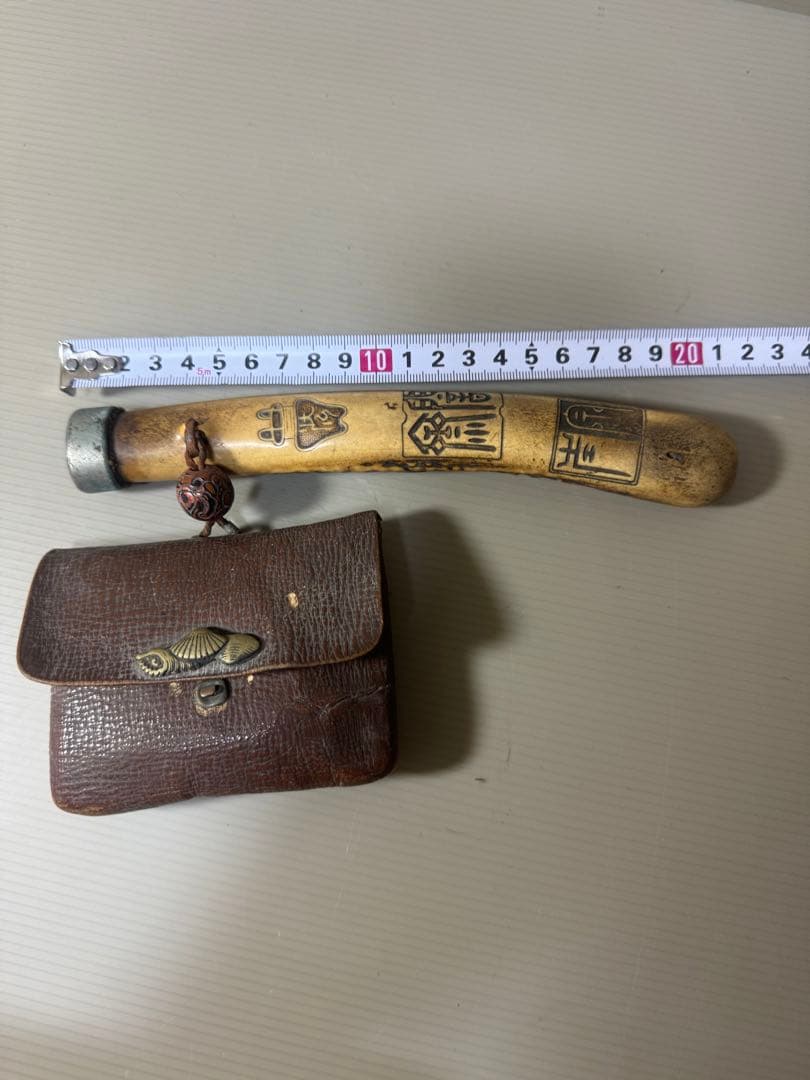 2121  骨董　古い煙草入れ　根付彫刻キセル入れ　時代物