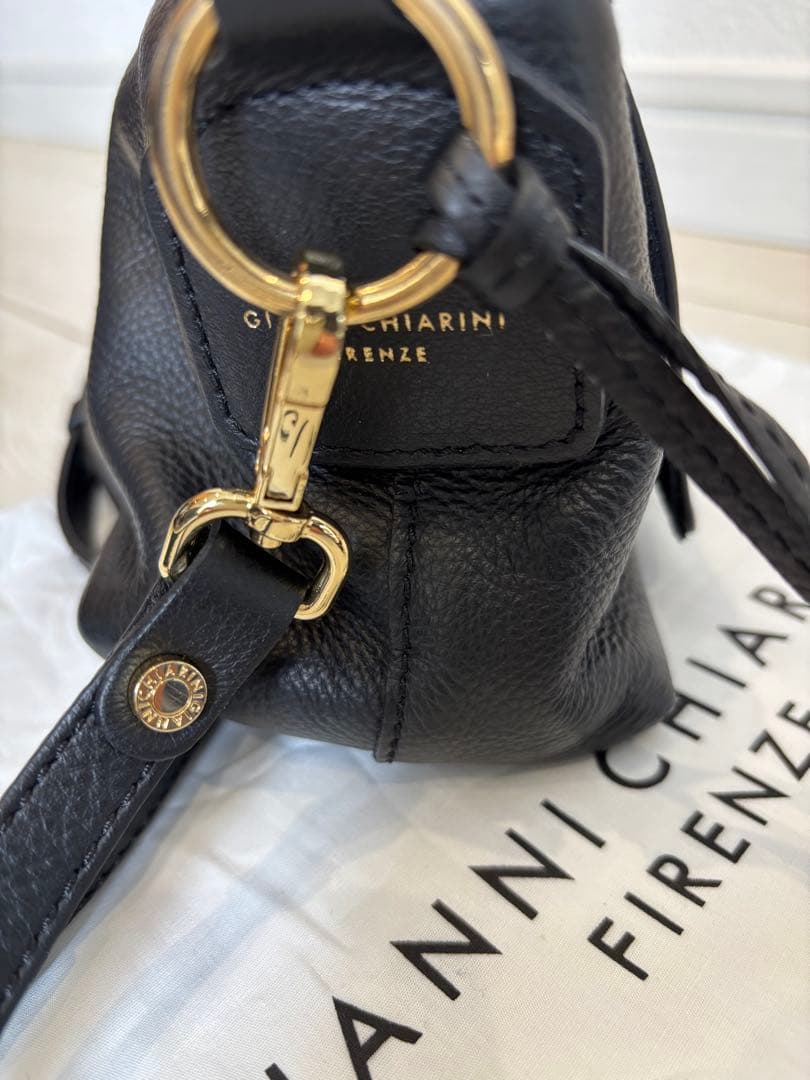 GIANNI CHIARINI 新品同様 ブラックレザーのショルダーバッグ