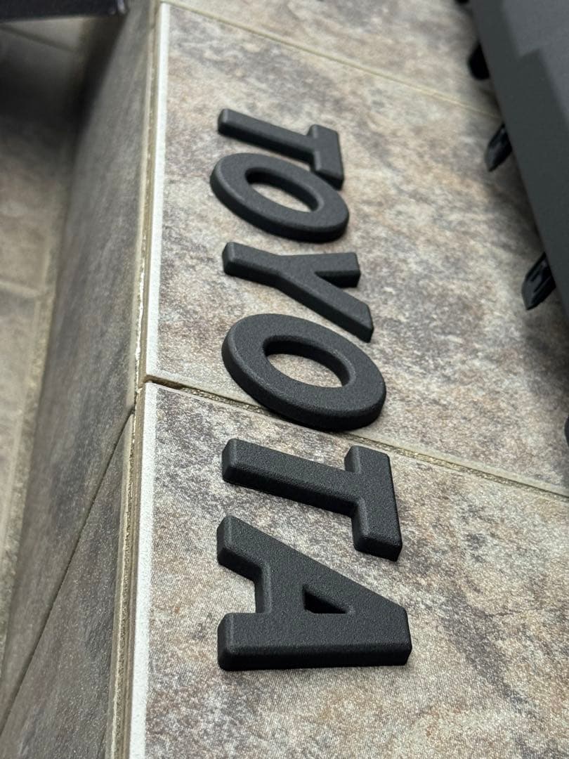 ランドクルーザー　250 グリル　エンブレム　モール　ラプターライナー塗装