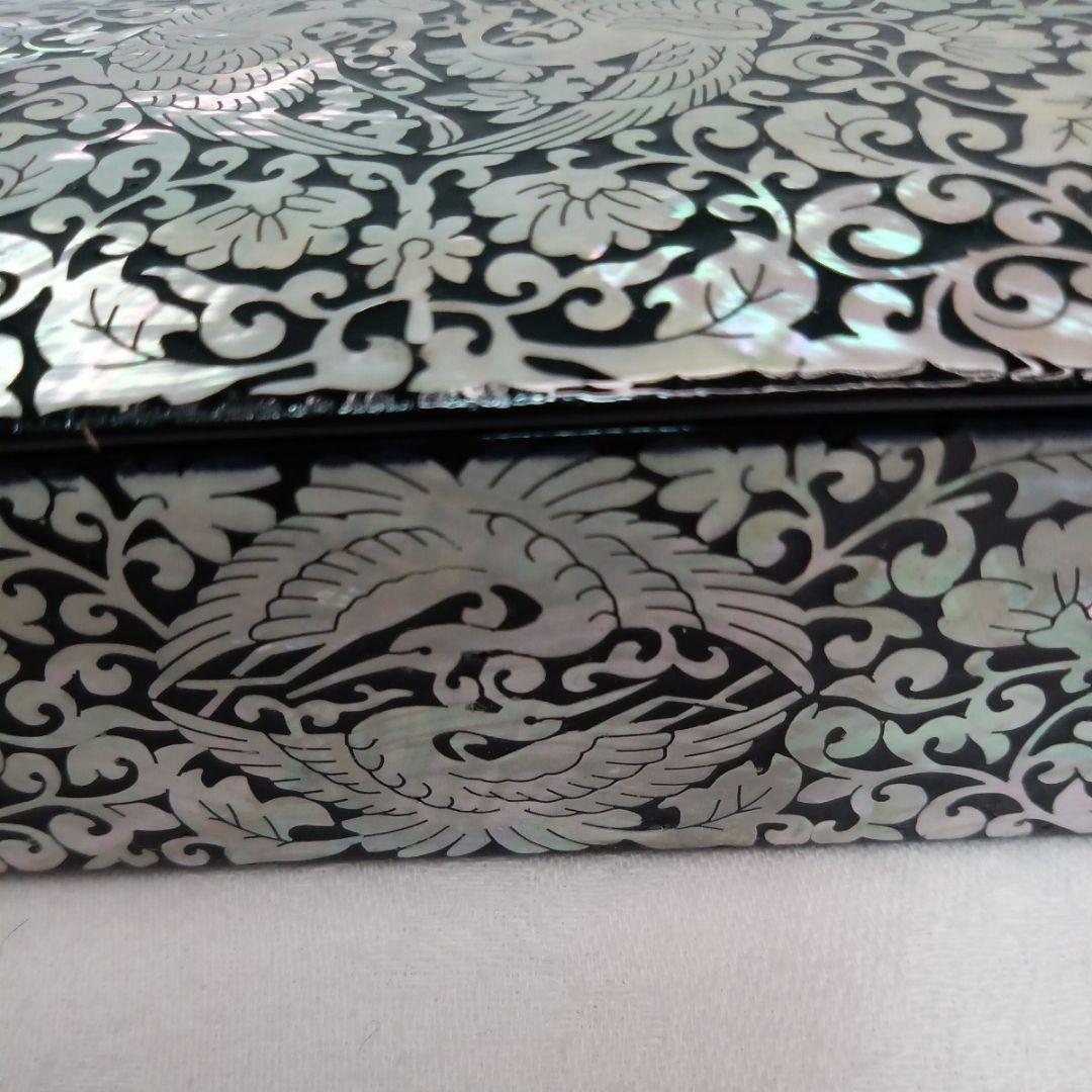 韓国螺鈿　らでんの長箱　内側には鮑貝　双鶴唐草文様　木製黒漆塗り　落款有　新品