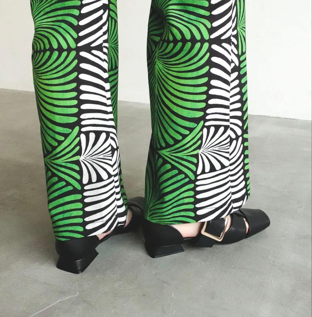 バックル付きブラックパンプス