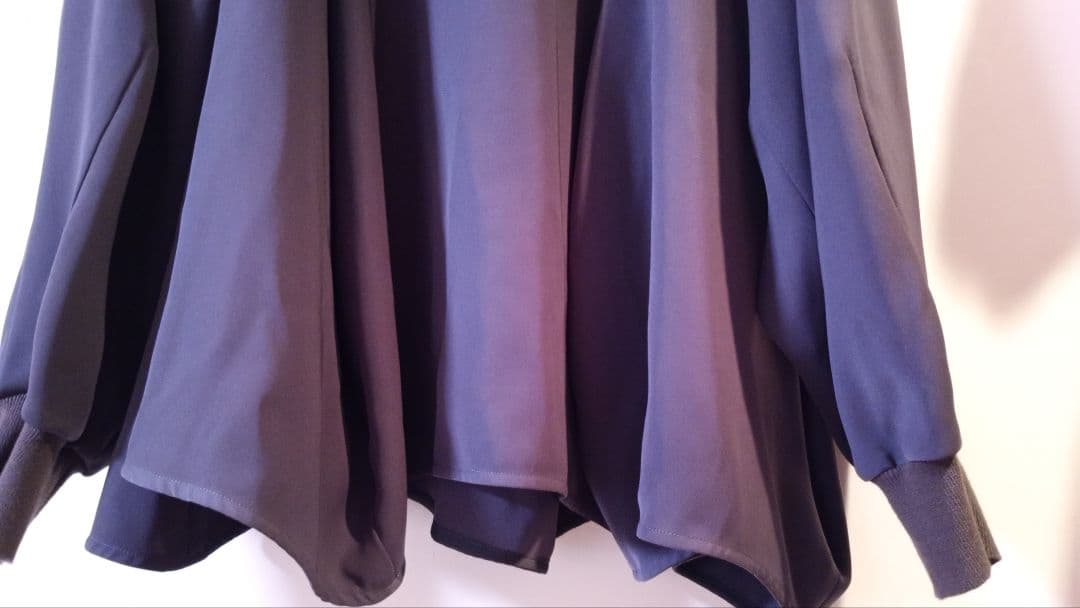 トップス ENFOLD / CURVE-DRAPE PULLOVER