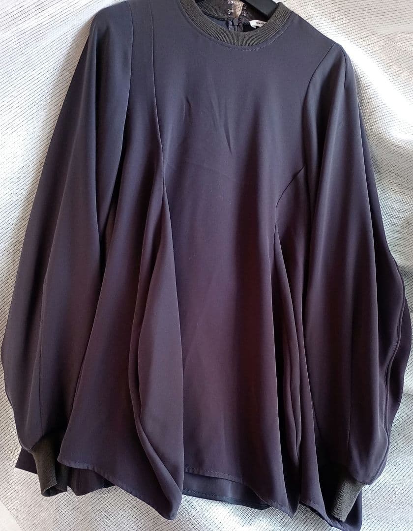 トップス ENFOLD / CURVE-DRAPE PULLOVER
