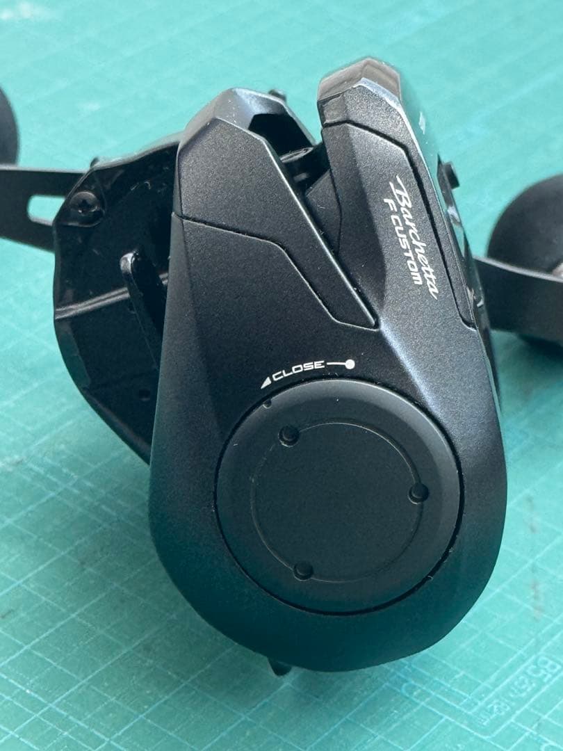 シマノ 20バルケッタ F カスタム 150DHXG（右）