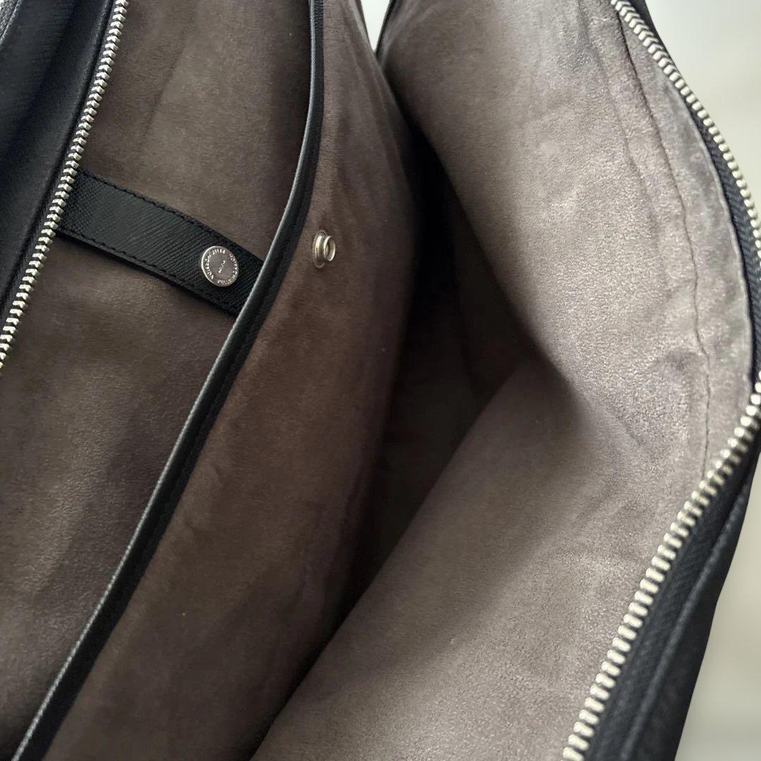 人気✨ペッレモルビダ　ビジネスバッグ 黒　レザー　2層　パソコン収納可能